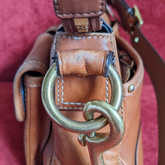 SOLD - Gorgeous Preloved Coach Glovetanned Leather Shoulder Bag in a tan color - Picture 4 of 14